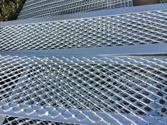 Heavy-Duty Galvanized Expanded Metal Mesh Panel for Walkways and Fencing