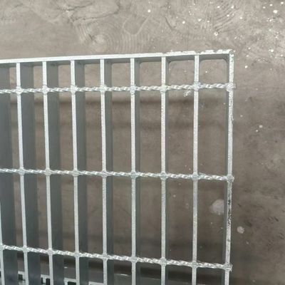Противоутомляющие стальные решетки повышают комфорт и безопасность рабочих в промышленных условиях