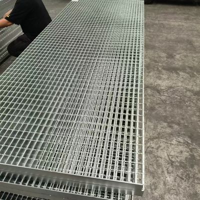 19 w 2 Противоскользящие лестницы Тяжелая стальная решетка, обеспечивающая безопасный подъем и спуск